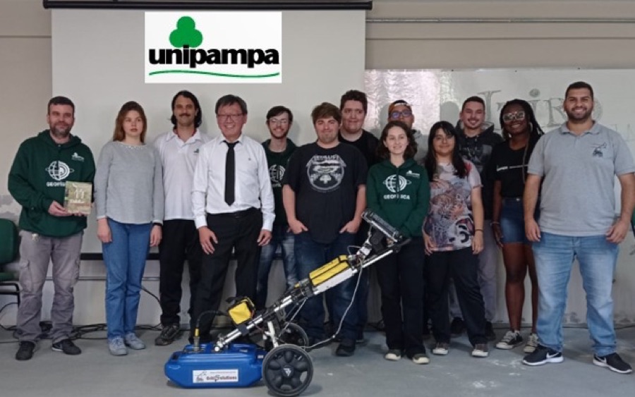 Turma do curso de Geofísica da Unipampa posando com equipamento de georadar após treinamento da ORITI